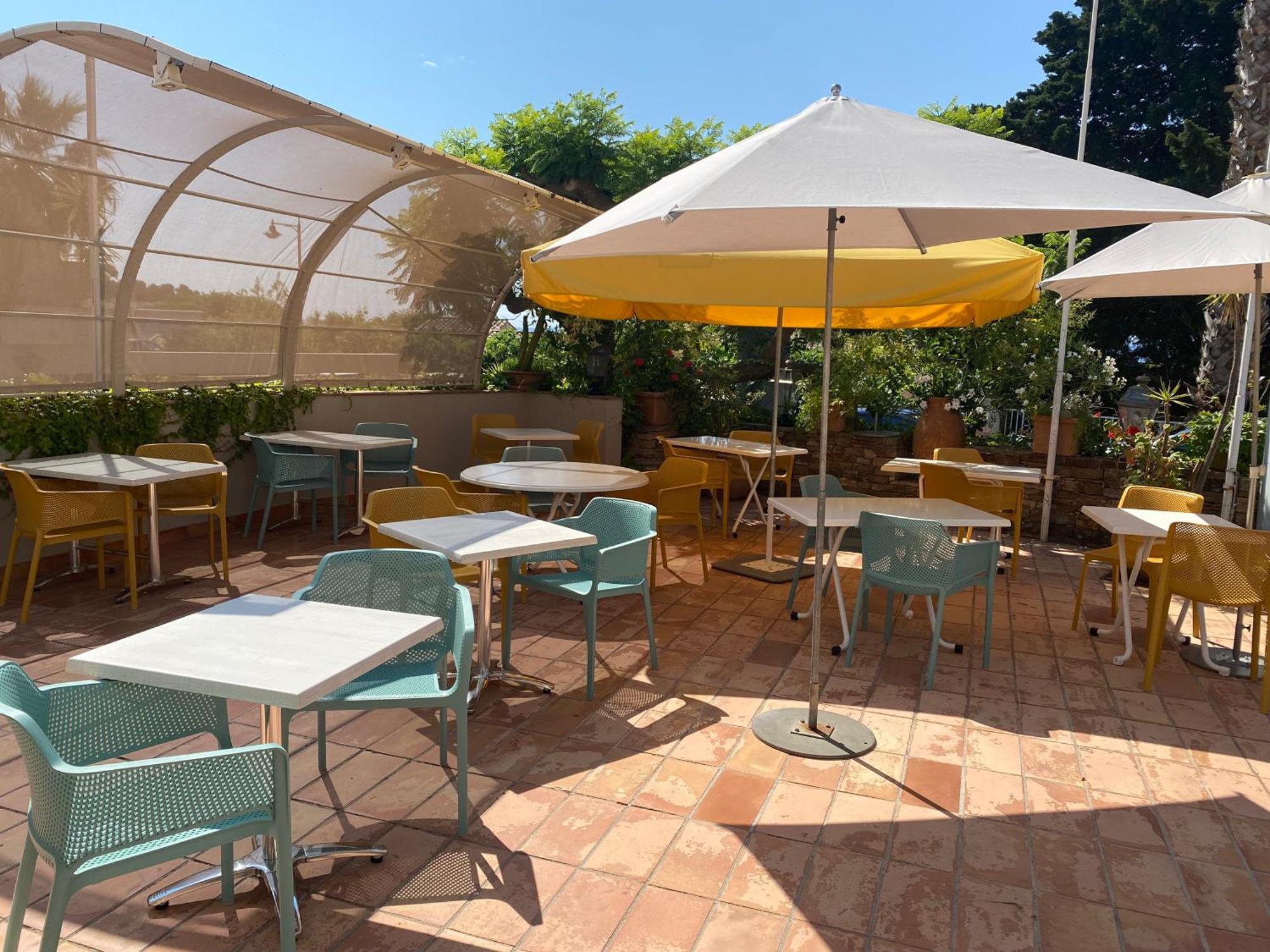 Hotel Les Alcyons Le Lavandou Exterior foto