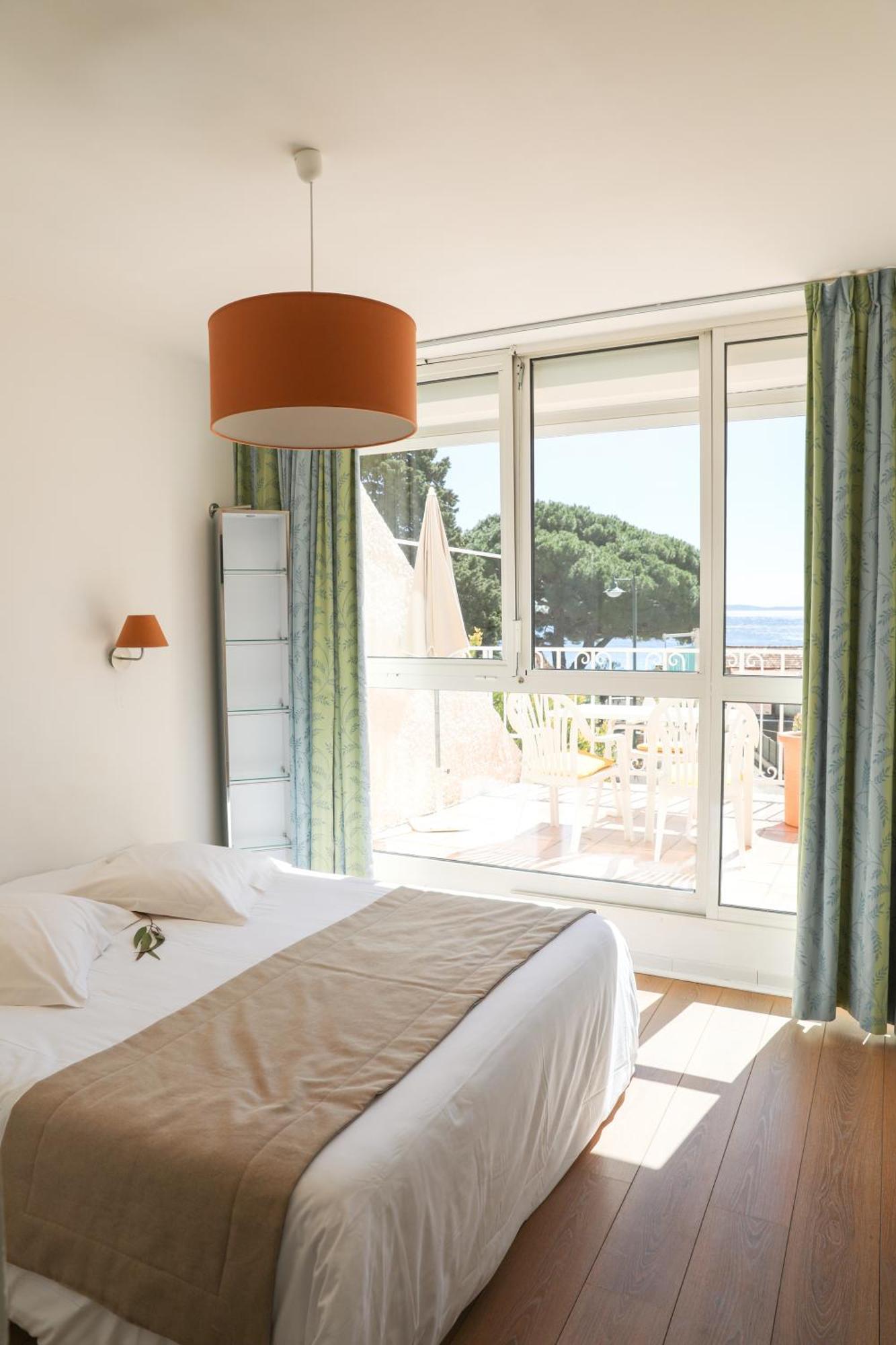 Hotel Les Alcyons Le Lavandou Exterior foto