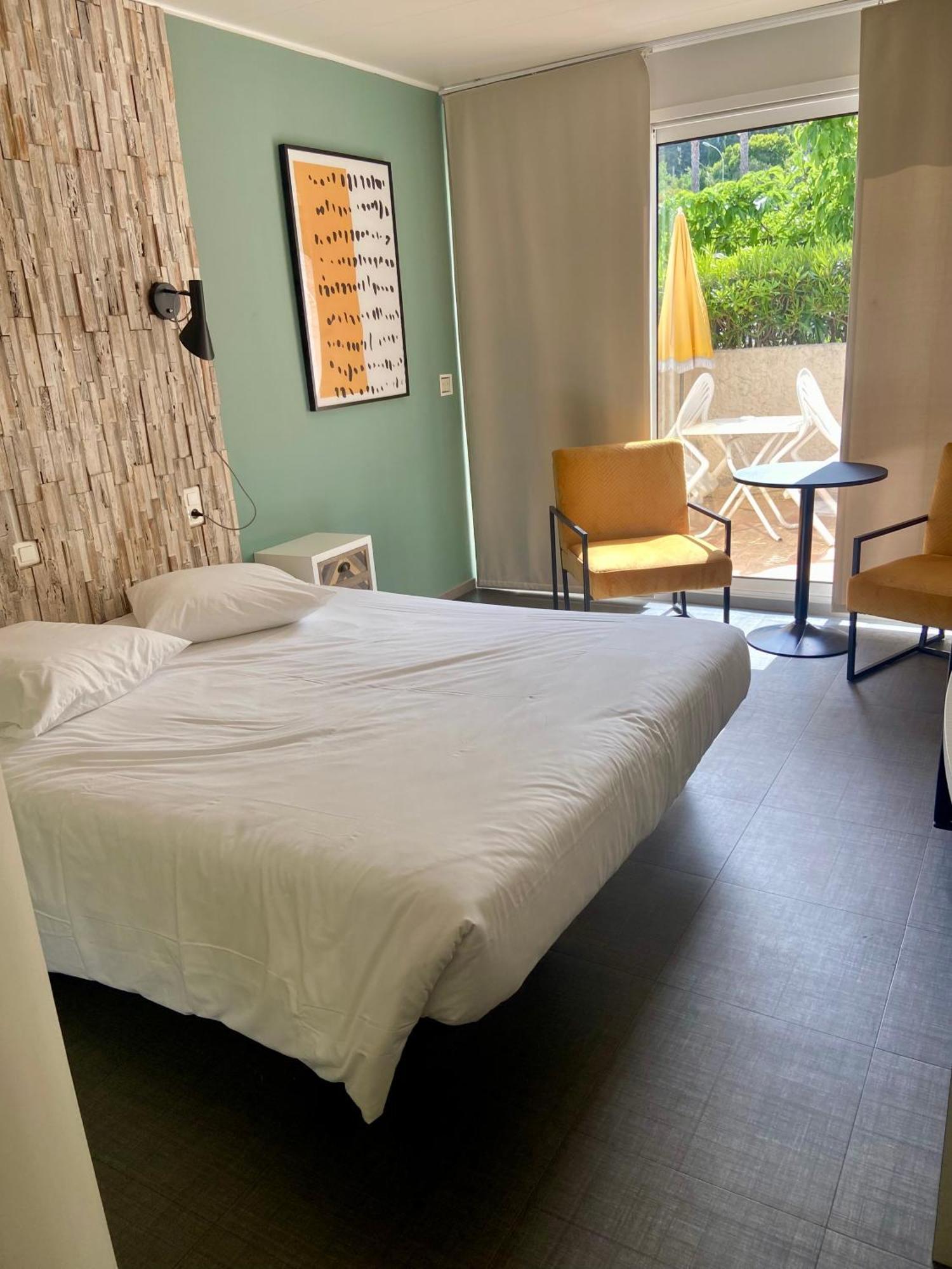 Hotel Les Alcyons Le Lavandou Exterior foto
