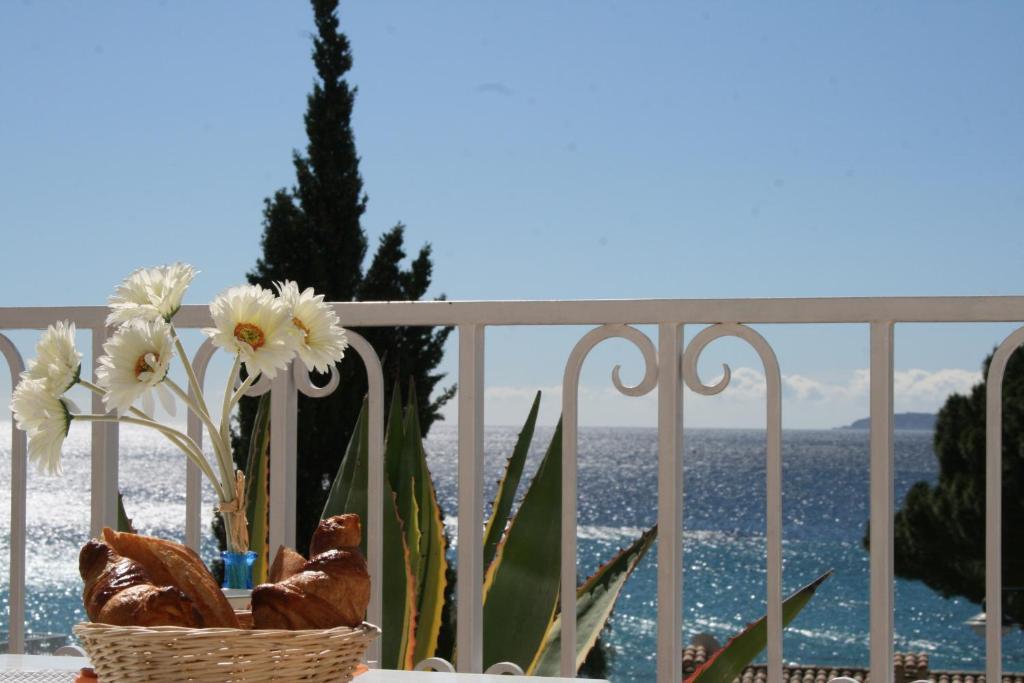 Hotel Les Alcyons Le Lavandou Exterior foto